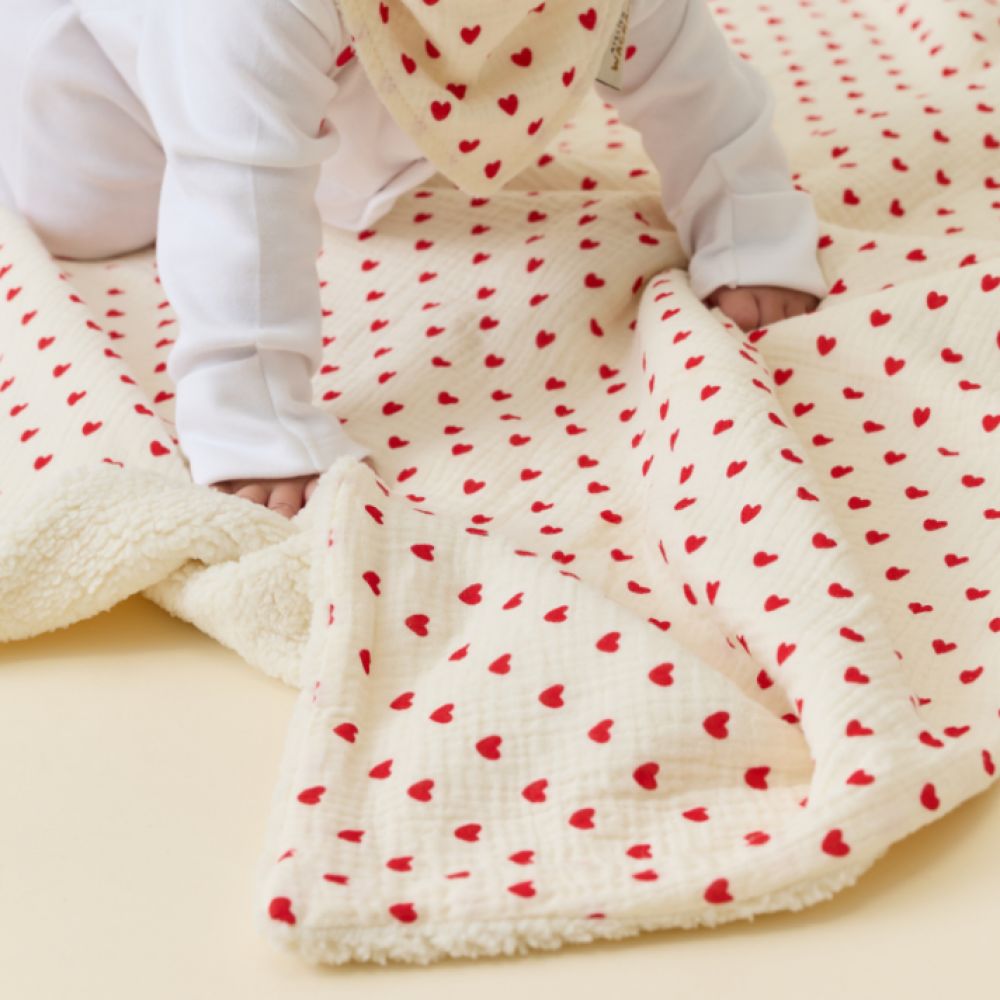 Couverture pilou gaze coeurs rouges