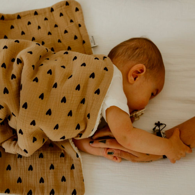 Couverture pilou beige coeur noir