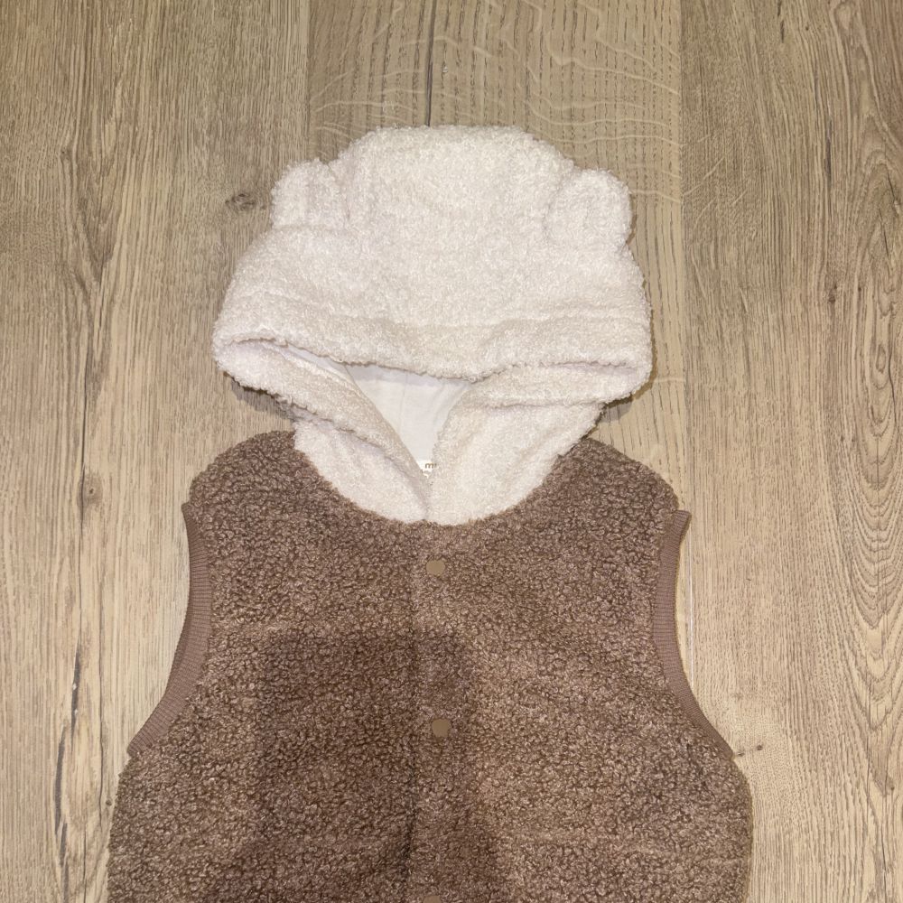 GILET MOUMOUTE MARRON A CAPUCHE